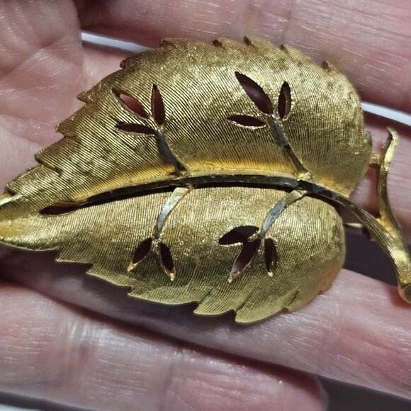 BSK Vintage Gold Plated Leaf Brooch & Clip-on Earring Set - Picture 13 of 15